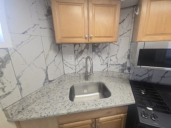 4th image of 707 S Division St #2
