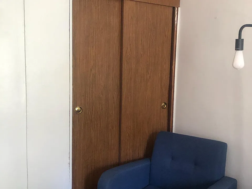 E 201st St