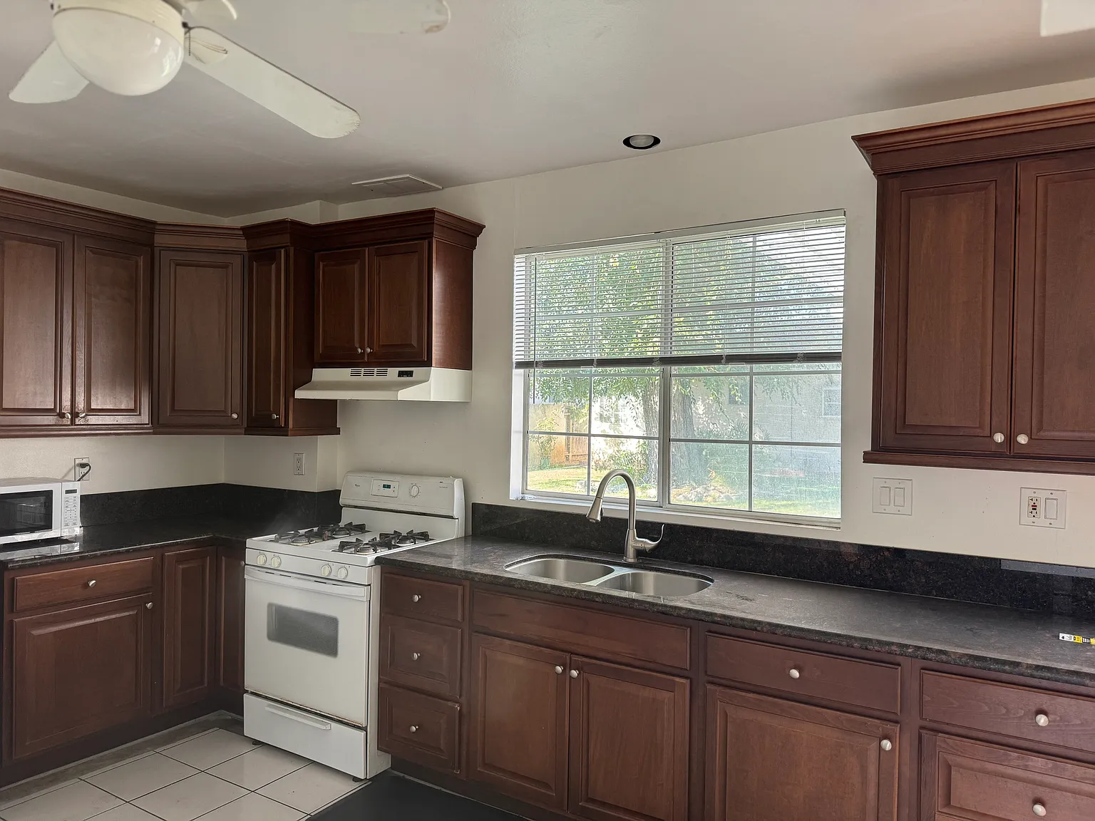 2 bed, 950 sqft, $2,800 — Photo 2