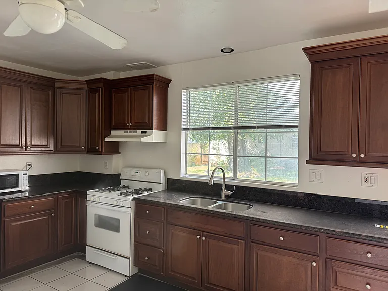 581 N Cambridge St — Photo 2