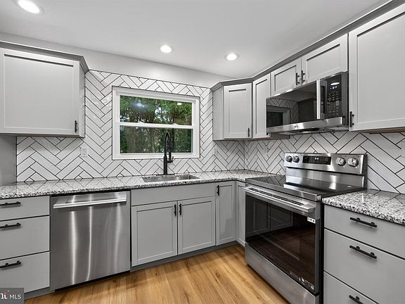 4th image of 1062 Hale St