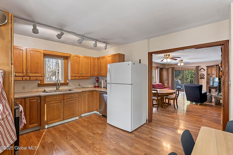 3rd image of 1291 Putnam Road