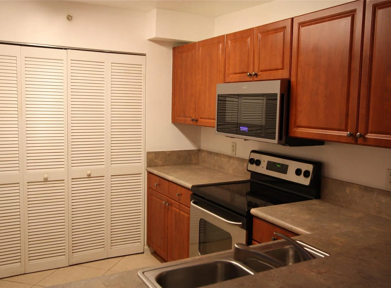 2 bed, 1162 sqft, $2,400 — Photo 2