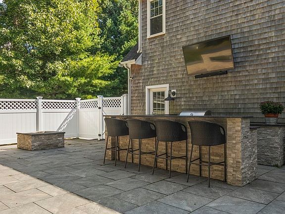 4th image of 42 Orchard Hill Dr