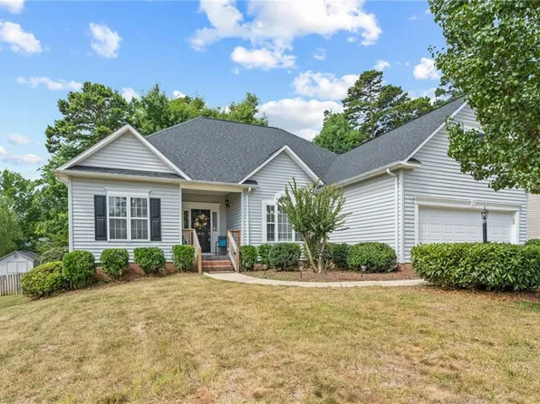 3632 Oak Chase Dr, High Point, NC 27265