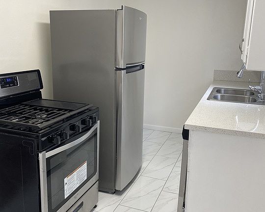 3rd image of 10438 Santa Monica Blvd #8