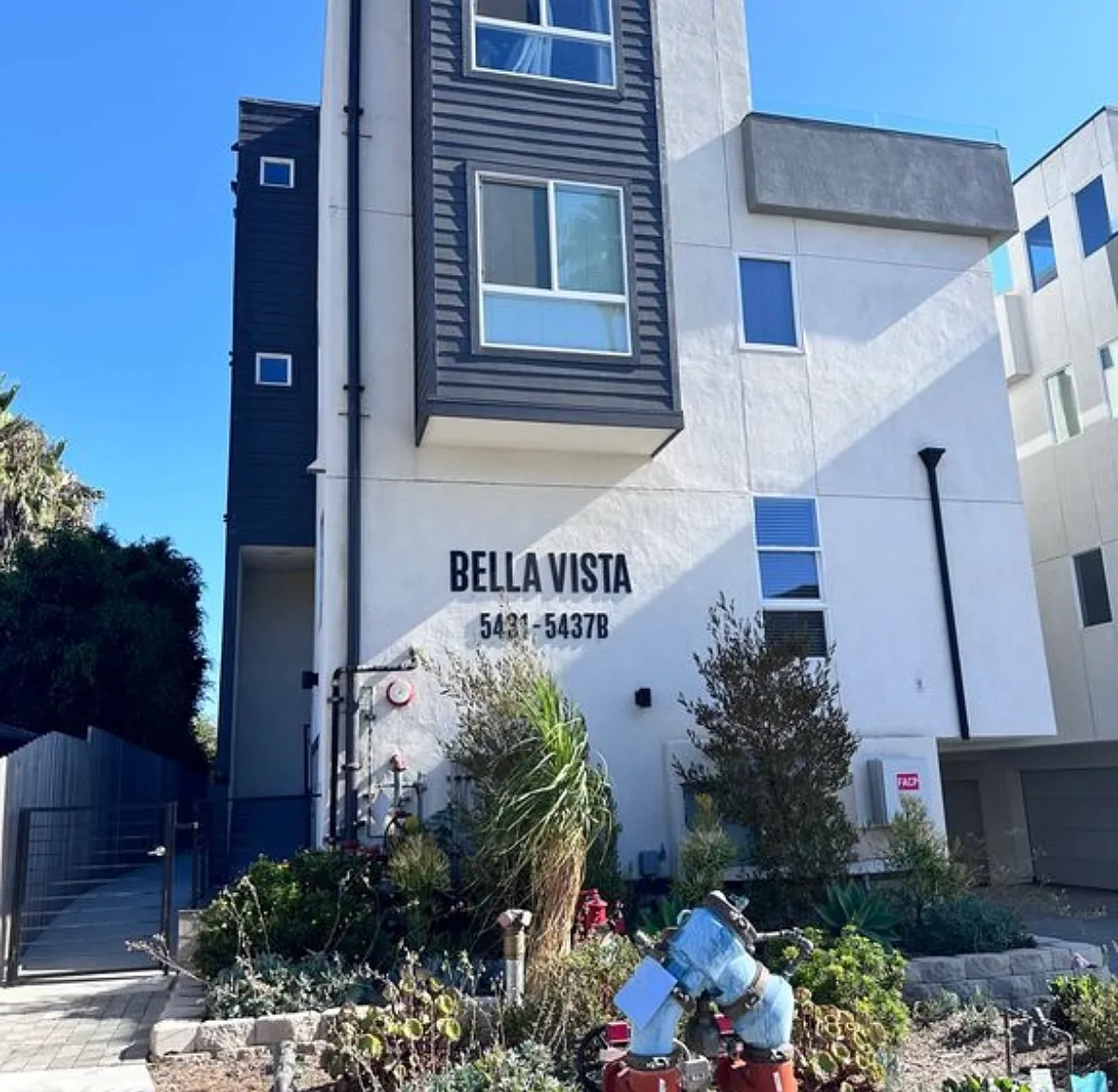2 bed, 2.5 bath, 1057 sqft, $3,900 — Photo 2