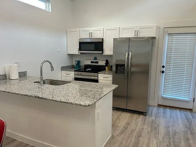 1061 States Ave — Photo 18