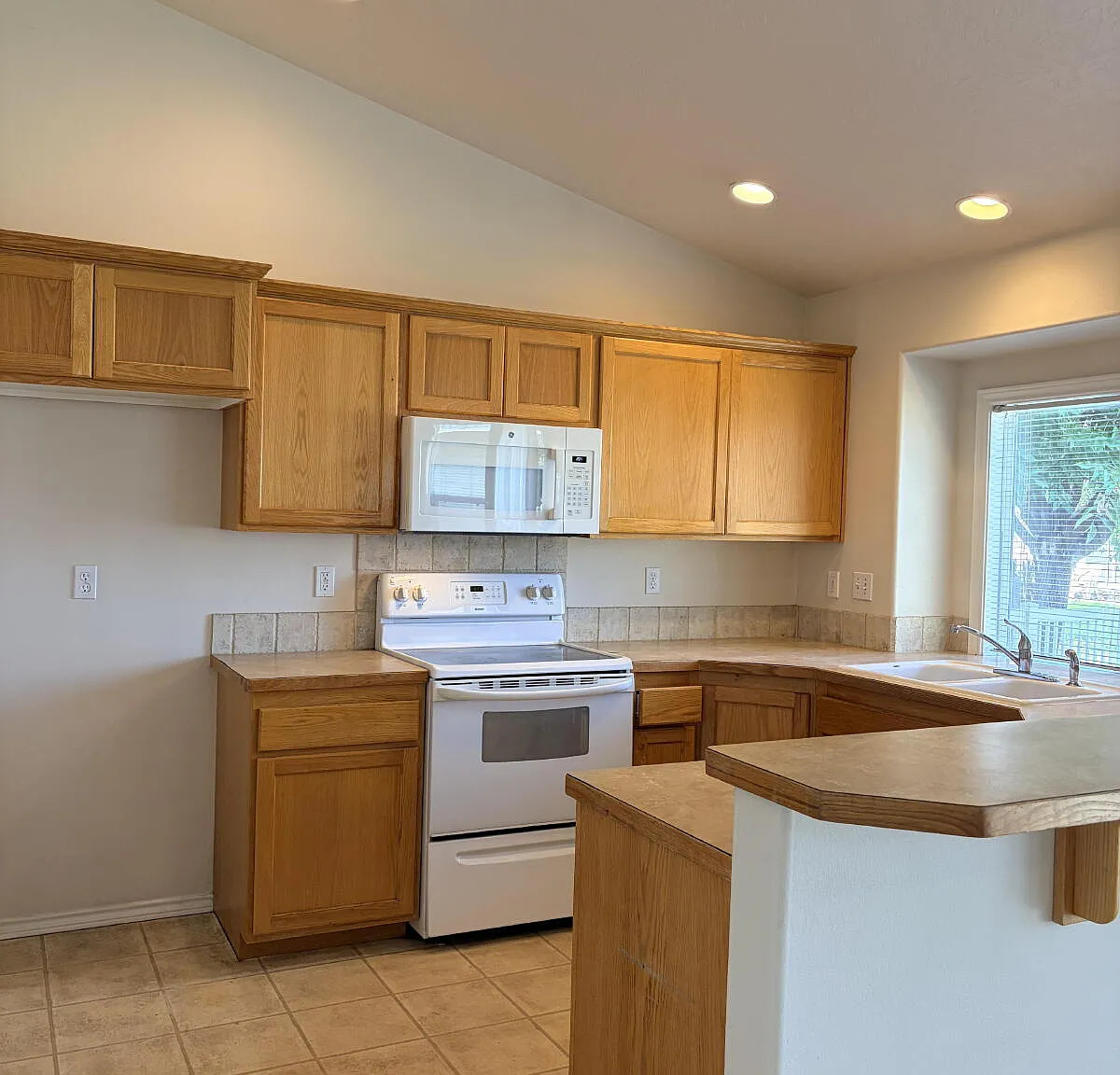 3 bed, 2.0 bath, 1637 sqft, $2,200 — Photo 2