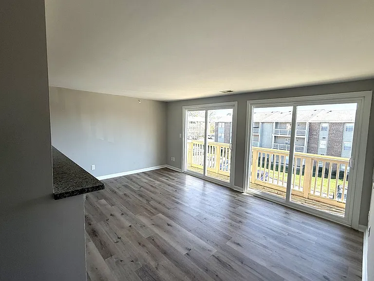 1604 Arlyn Cir #J — Photo 4