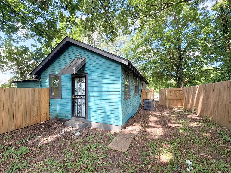 1450 Oaklawn St — Photo 17