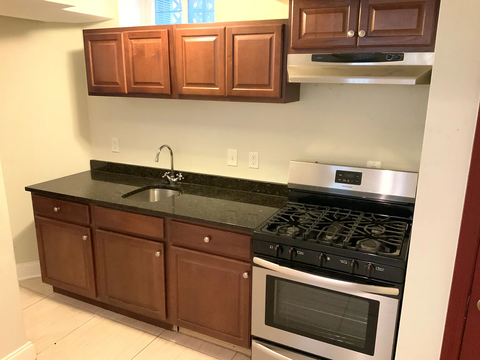 Studio, 1000 sqft, $1,200 — Photo 4