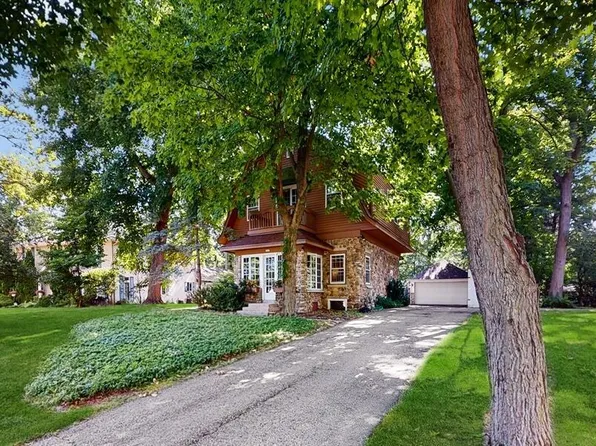 1037 Sauganash Dr, Fontana, WI 53125