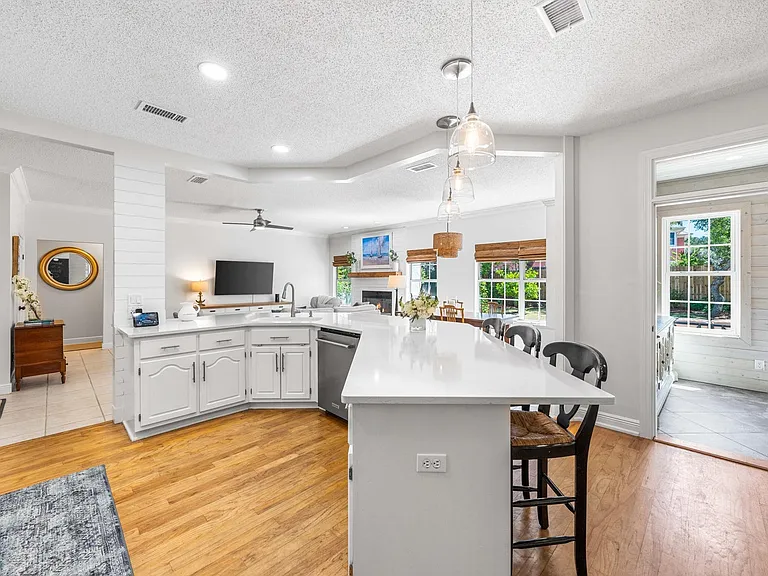 220 Seabreeze Cir — Photo 8