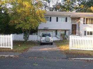 6 Fairweather Dr, Norwalk, CT 06851