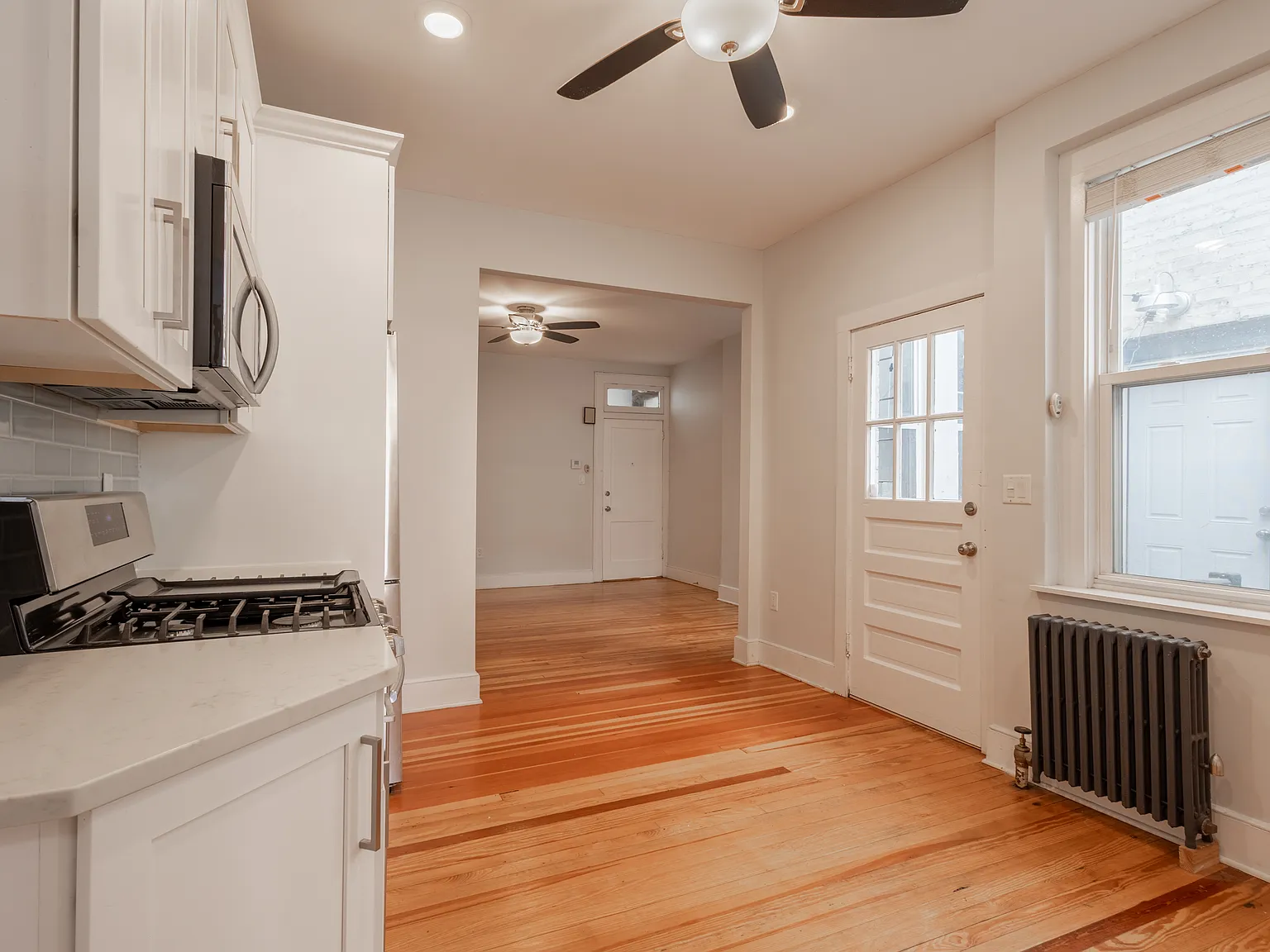 2 bed, 900 sqft, $2,100 — Photo 3