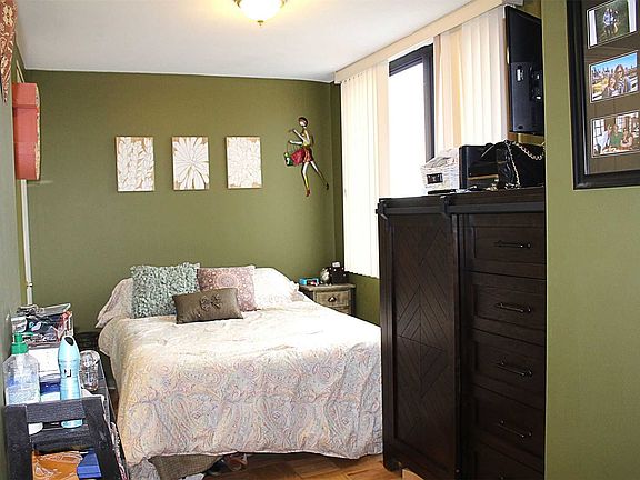 4th image of 26910 Grand Central Pkwy APT 6B