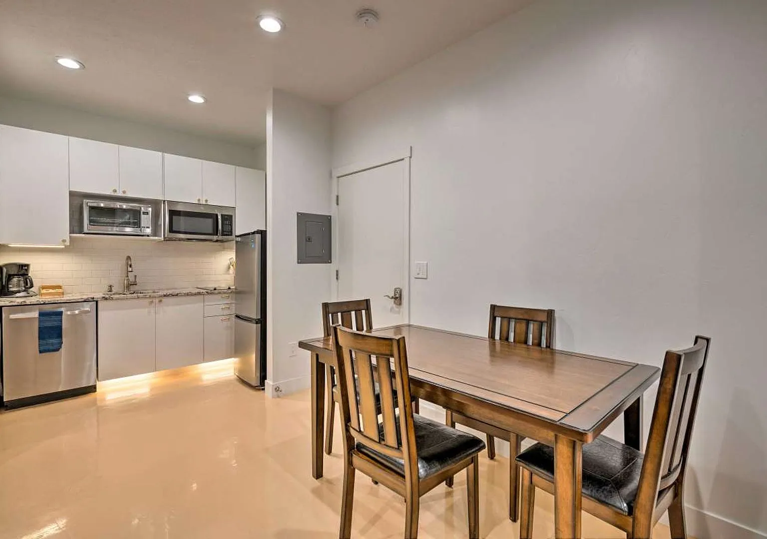 2324 S Green St — Photo 2