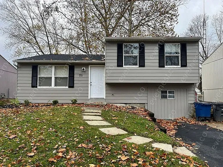 3 bed, 1.0 bath, 1368 sqft, $1,525 — Photo 1