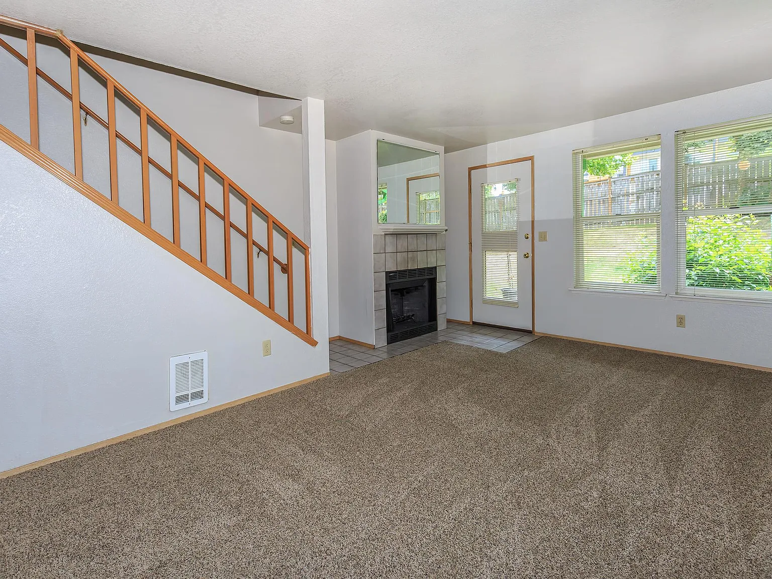 Emerald Court — Photo 2