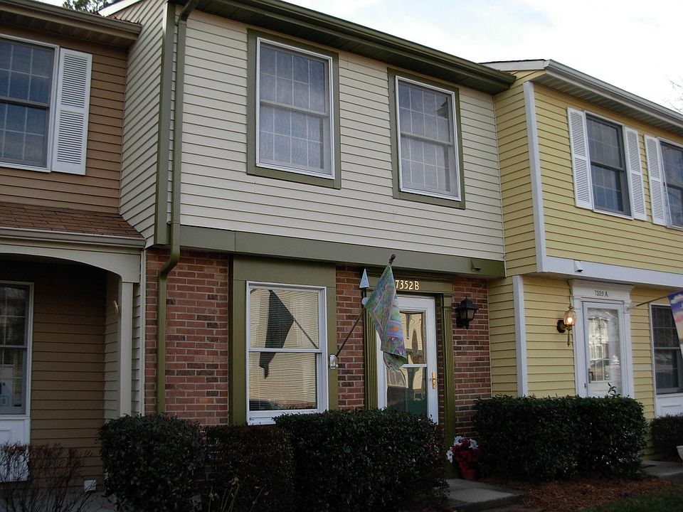 Lovely townhome on waterfront lot with two decks!