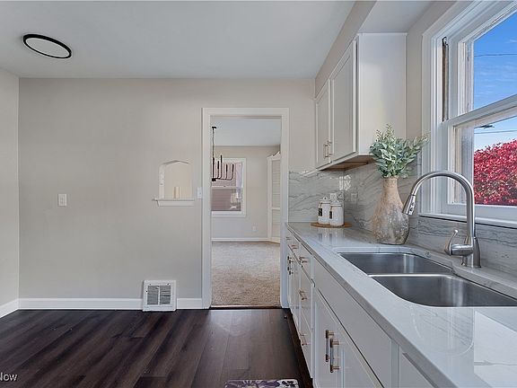 5th image of 155 Kenilworth Ave NE