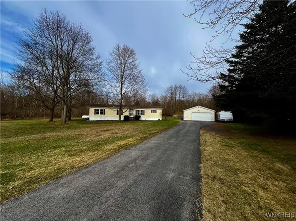 3513 Checkered Tavern Rd, Gasport, NY 14094