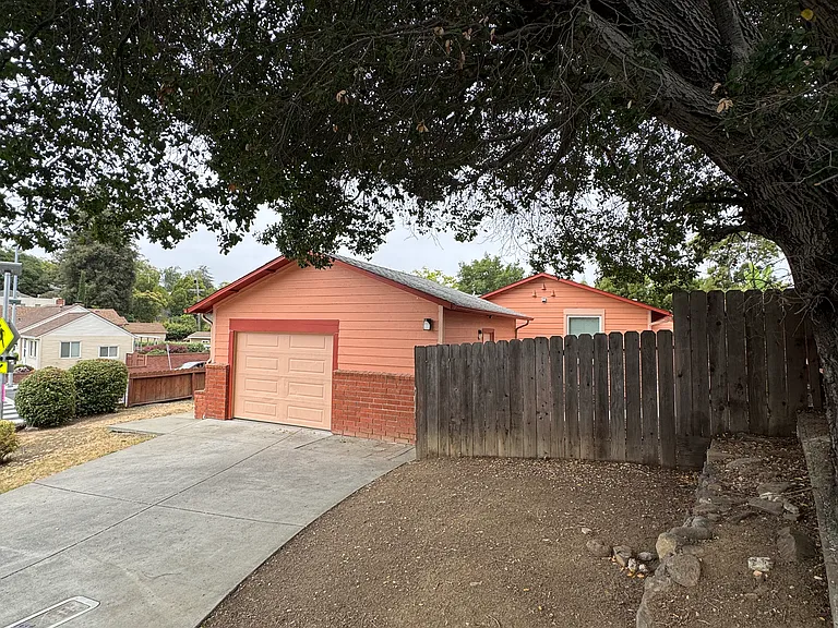 2230 Redwood St — Photo 41