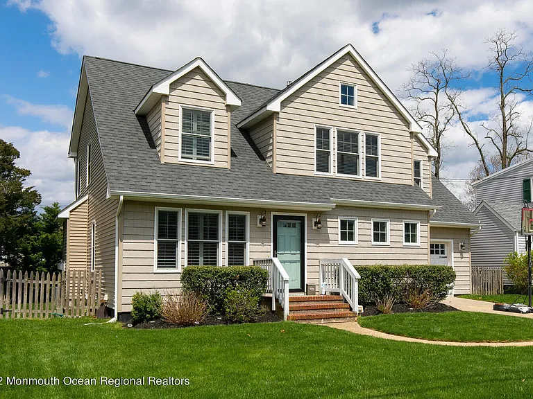 814 Pitney Dr — Photo 2