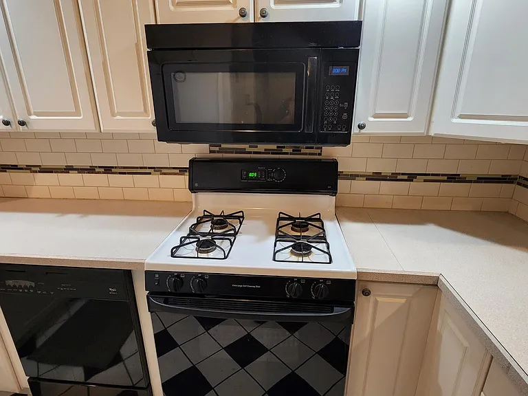 17 King Charles Ct — Photo 6