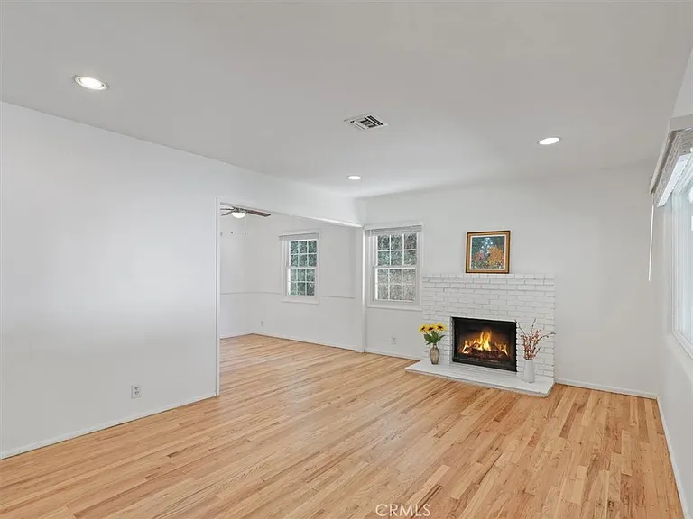 15460 Sylvan St — Photo 6