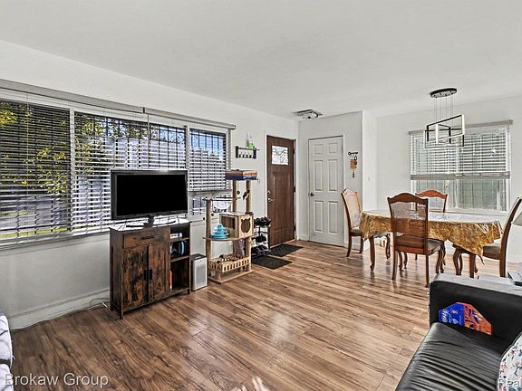 3rd image of 5916 Susan St