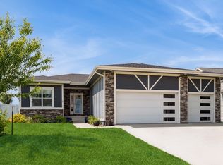 955 Spruce St, Waukee, IA 50263