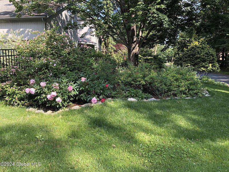 5th image of 204 W Bentwood Court