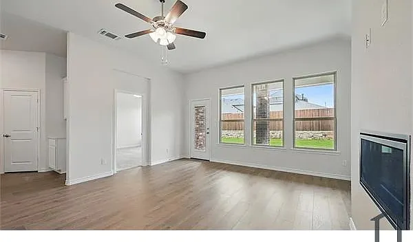 4 bed, 2100 sqft, $3,200 — Photo 2