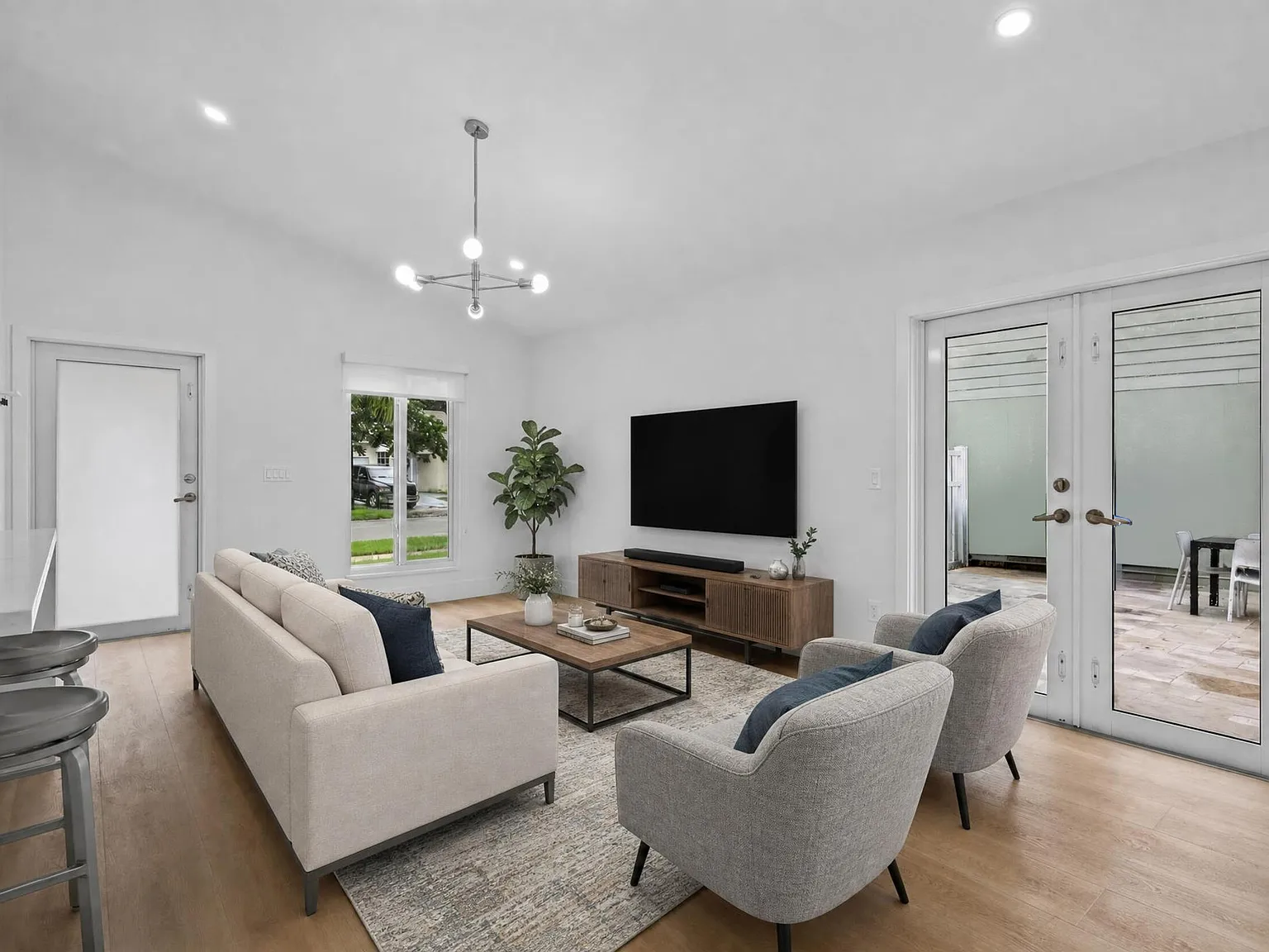 3 bed, 2.0 bath, 1105 sqft, $3,700 — Photo 3