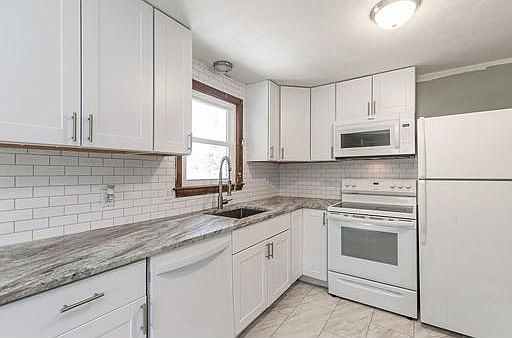 2nd image of 118 Woodbine Ave