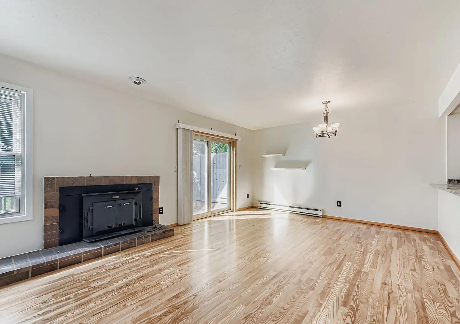 Cozy 4B/2B Unit With Views In East Boulder Available NOW! — Photo 2
