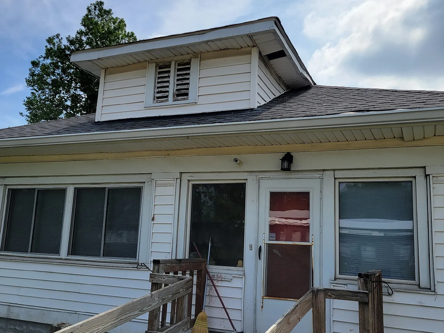 2 bed, 1.0 bath, $1,070 — Photo 2