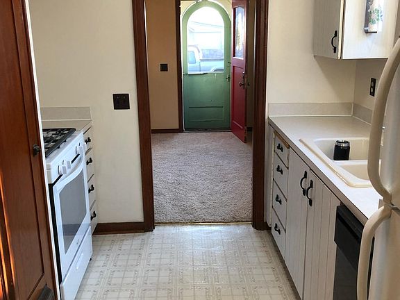 3rd image of 350 4th St SE #350