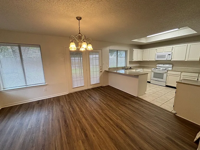 2514 Livingston Ln — Photo 8