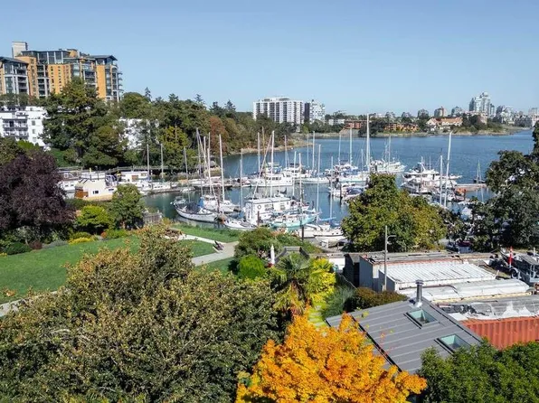 485 Head St, Esquimalt, BC V9A 5S1