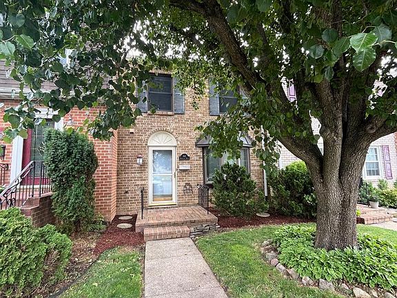 2nd image of 841 Woodlawn Dr