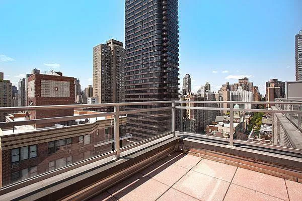 Rented by Siderow Residential Group | media 3