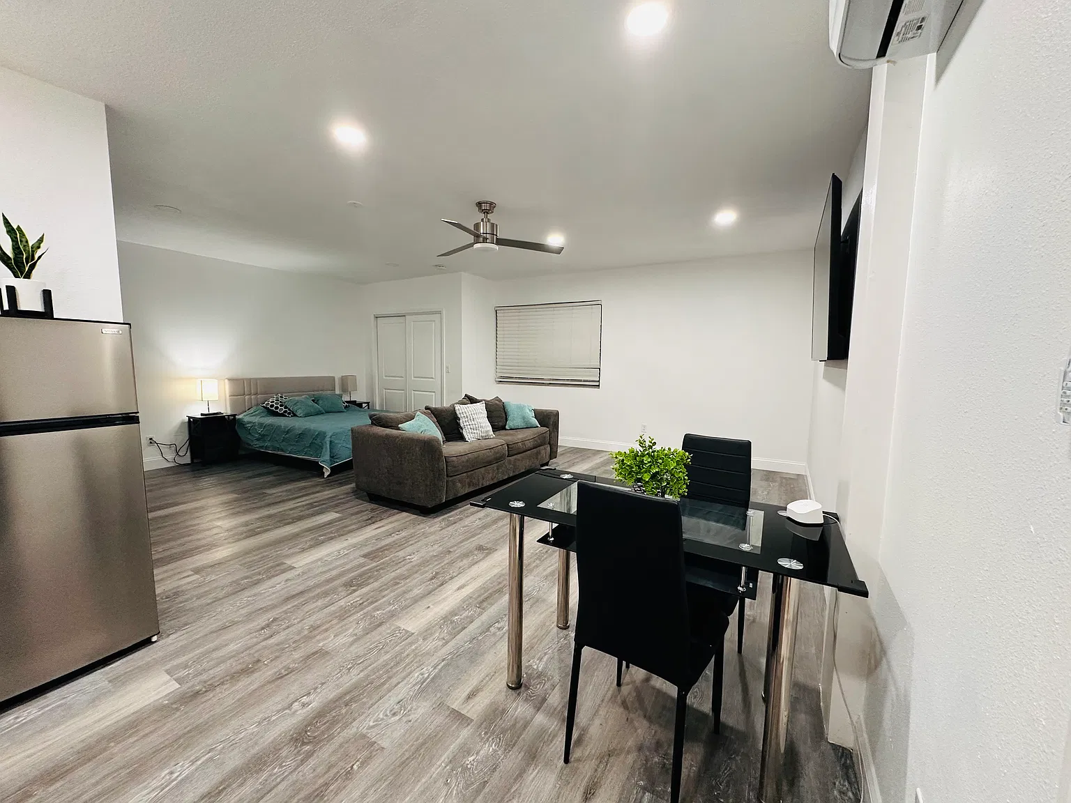 Studio, 700 sqft, $1,250 — Photo 1