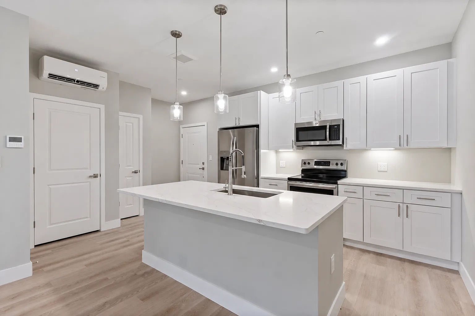 1 bed, 704 sqft, $2,950 — Photo 4