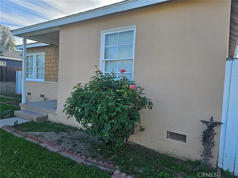 6907 White Oak Ave — Photo 2