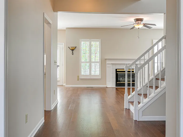 307 Devonshire Dr — Photo 3