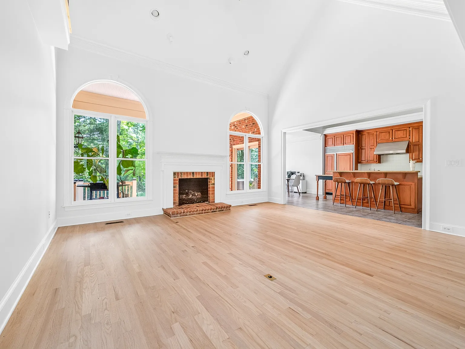 4 bed, 4.5 bath, 3958 sqft, $5,500 — Photo 4