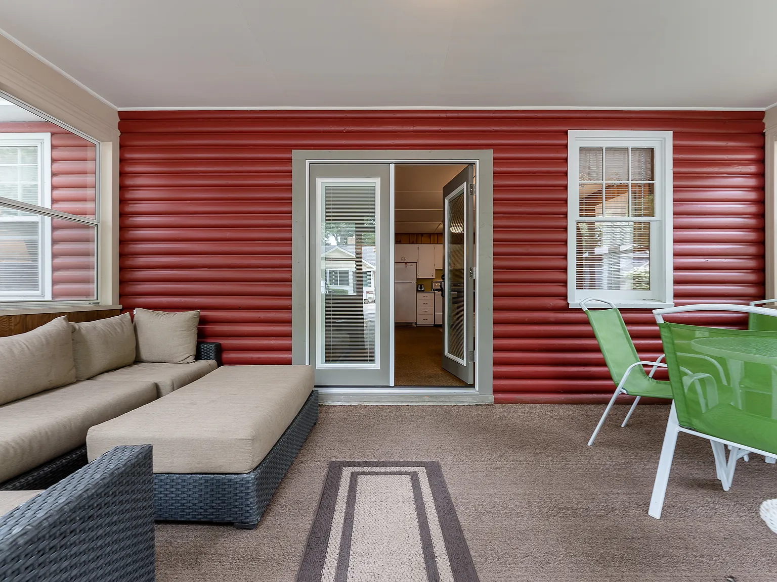 3 bed, 1100 sqft, $1,300 — Photo 2
